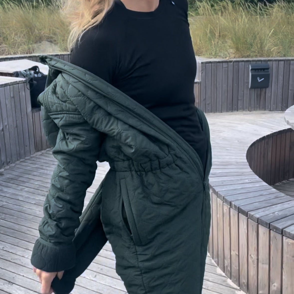 Jumpsuit NORDBAEK Cosy Bay – vindtæt dame heldragt med 100% genanvendt fleece - Berry