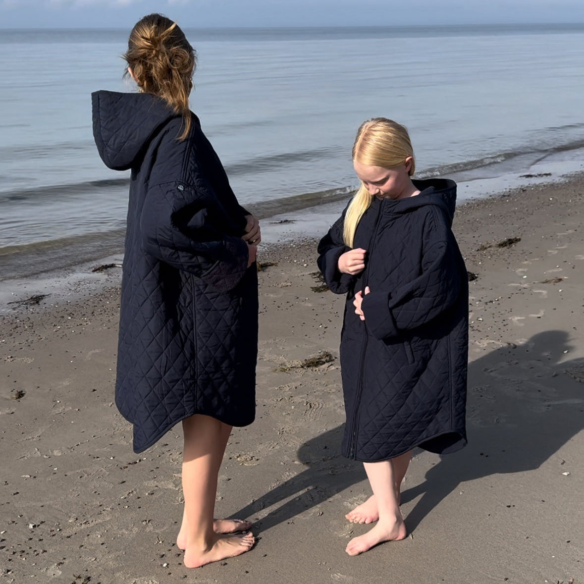 Changing robe NORDBAEK Lazy Pool str. 1 - vindtæt skiftekåbe med 100% genanvendt fleece - Navy