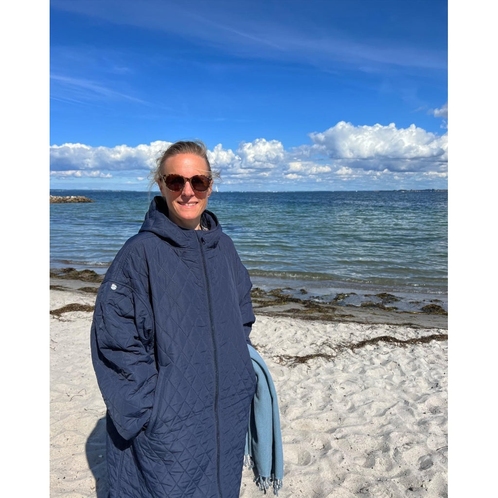 NORDBAEK Changing robe NORDBAEK Lazy Pool - vindtæt skiftekåbe med 100% genanvendt fleece Change robe Navy