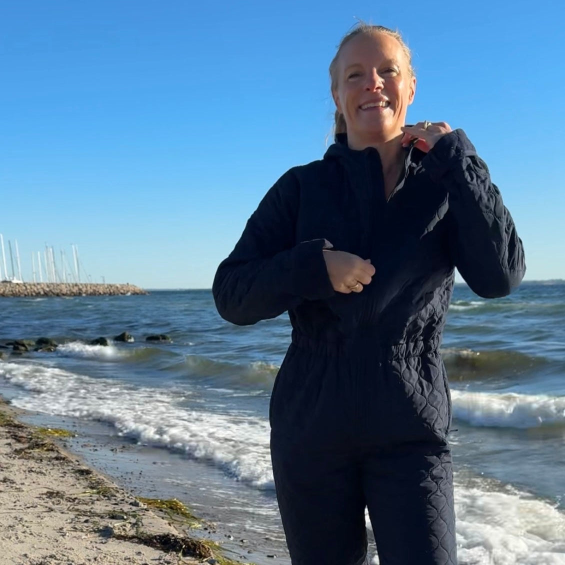 Jumpsuit NORDBAEK Cosy Bay – vindtæt dame heldragt med 100% genanvendt fleece - Navy