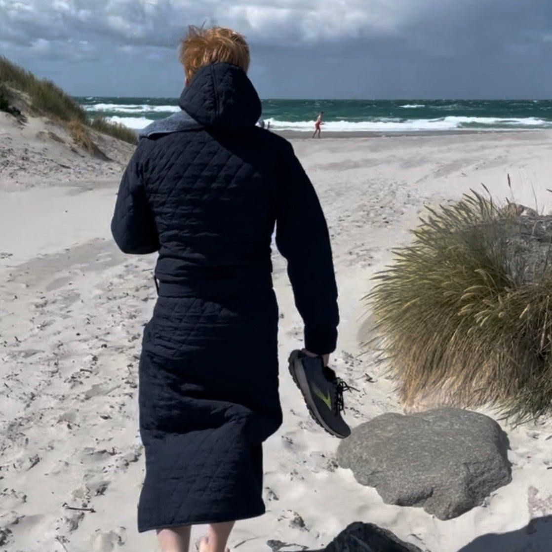 Badekåbe NORDBAEK Long Beach – vindtæt herrekåbe med 100% genanvendt fleece - Navy