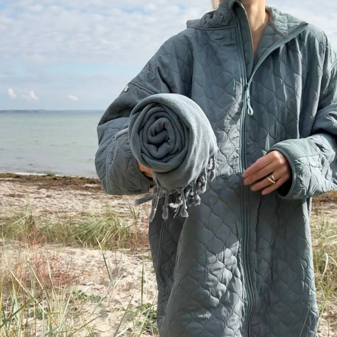 Limited Edition | Changing robe NORDBAEK Lazy Pool - vindtæt skiftekåbe med 100% genanvendt fleece - Aqua