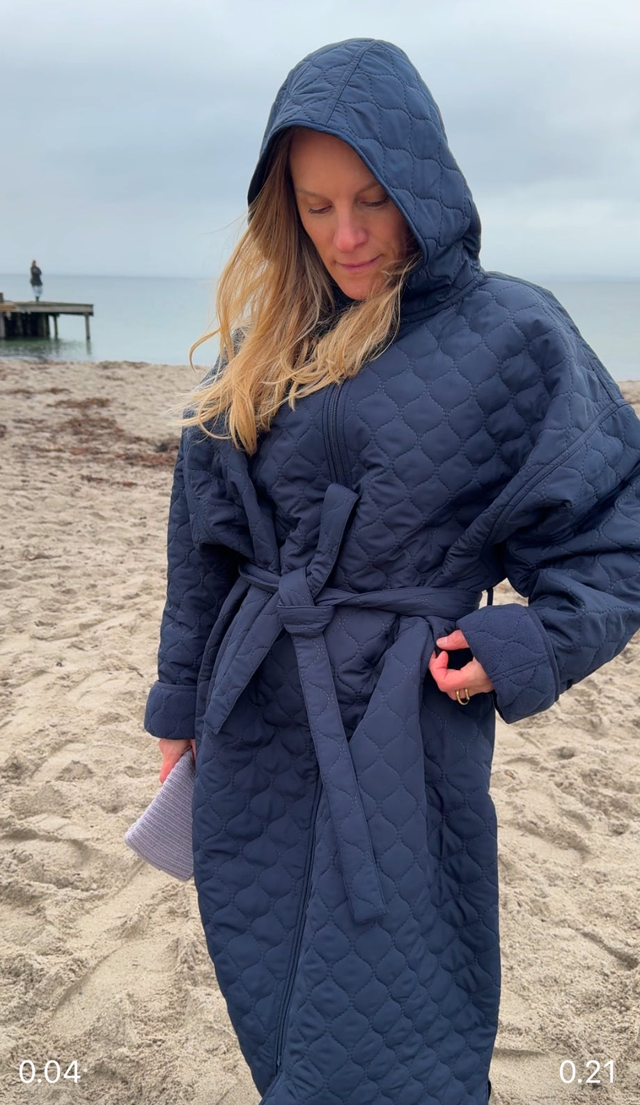 Changing robe NORDBAEK Lazy Pool - vindtæt skiftekåbe med 100% genanvendt fleece - Navy