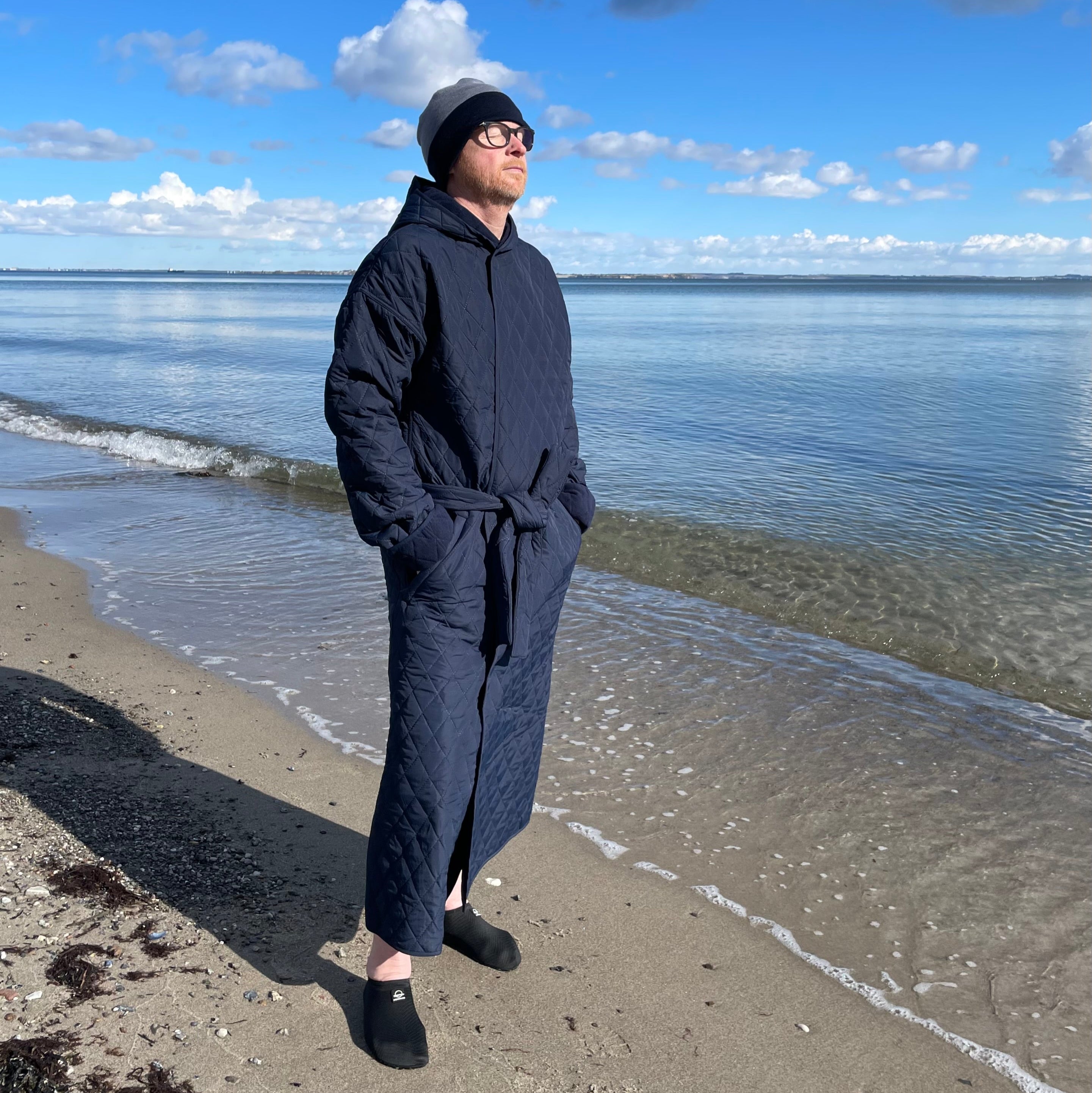 Badekåbe NORDBAEK Long Beach – vindtæt herrekåbe med 100% genanvendt fleece - Navy