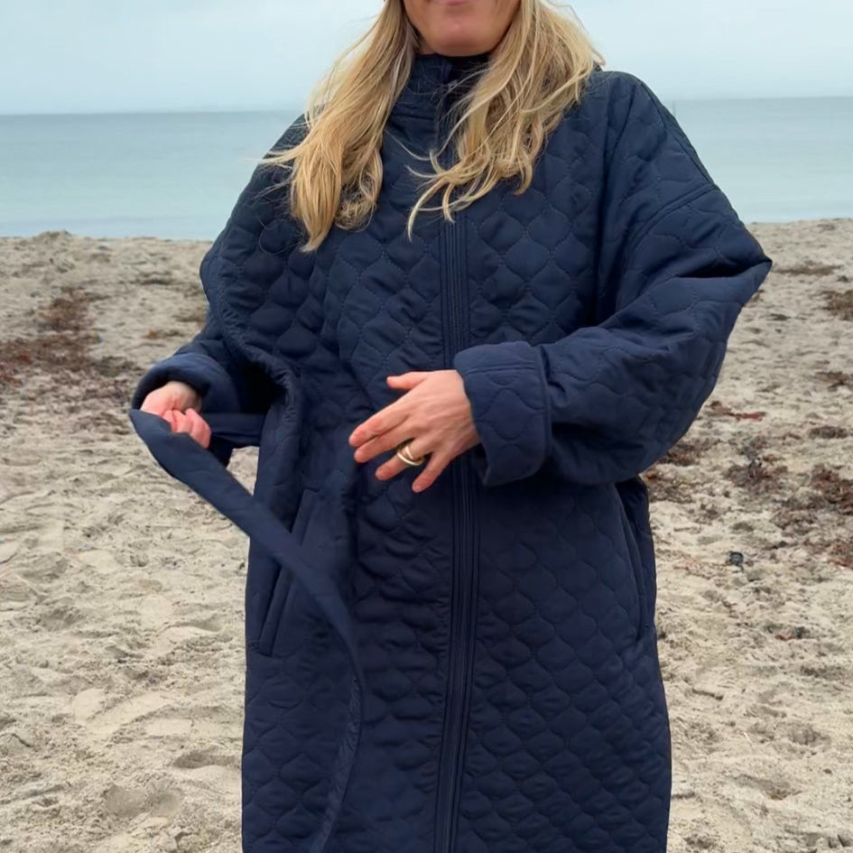 Changing robe NORDBAEK Lazy Pool - vindtæt skiftekåbe med 100% genanvendt fleece - Navy