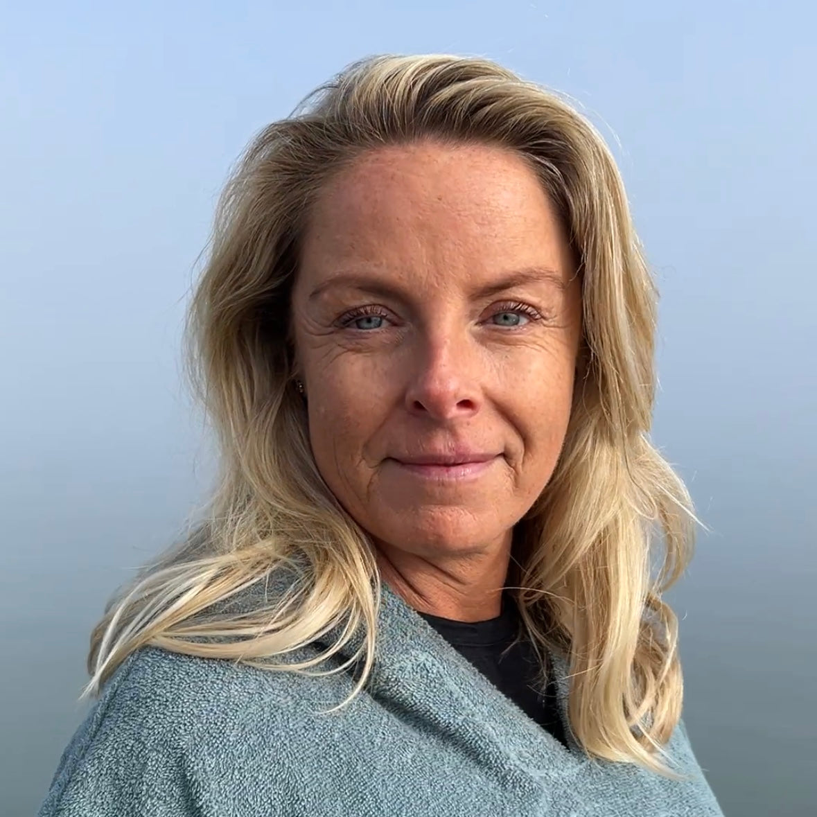 Badeponcho NORDBAEK Sun Dune - 100% bomuldsfrotté poncho med lommer og hætte - Aqua SHORT