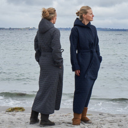 Badekåbe NORDBAEK Windy Ocean – vindtæt damekåbe med 100% genanvendt fleece - Navy