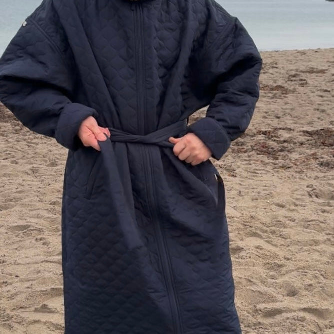 Changing robe NORDBAEK Lazy Pool - vindtæt skiftekåbe med 100% genanvendt fleece - Navy