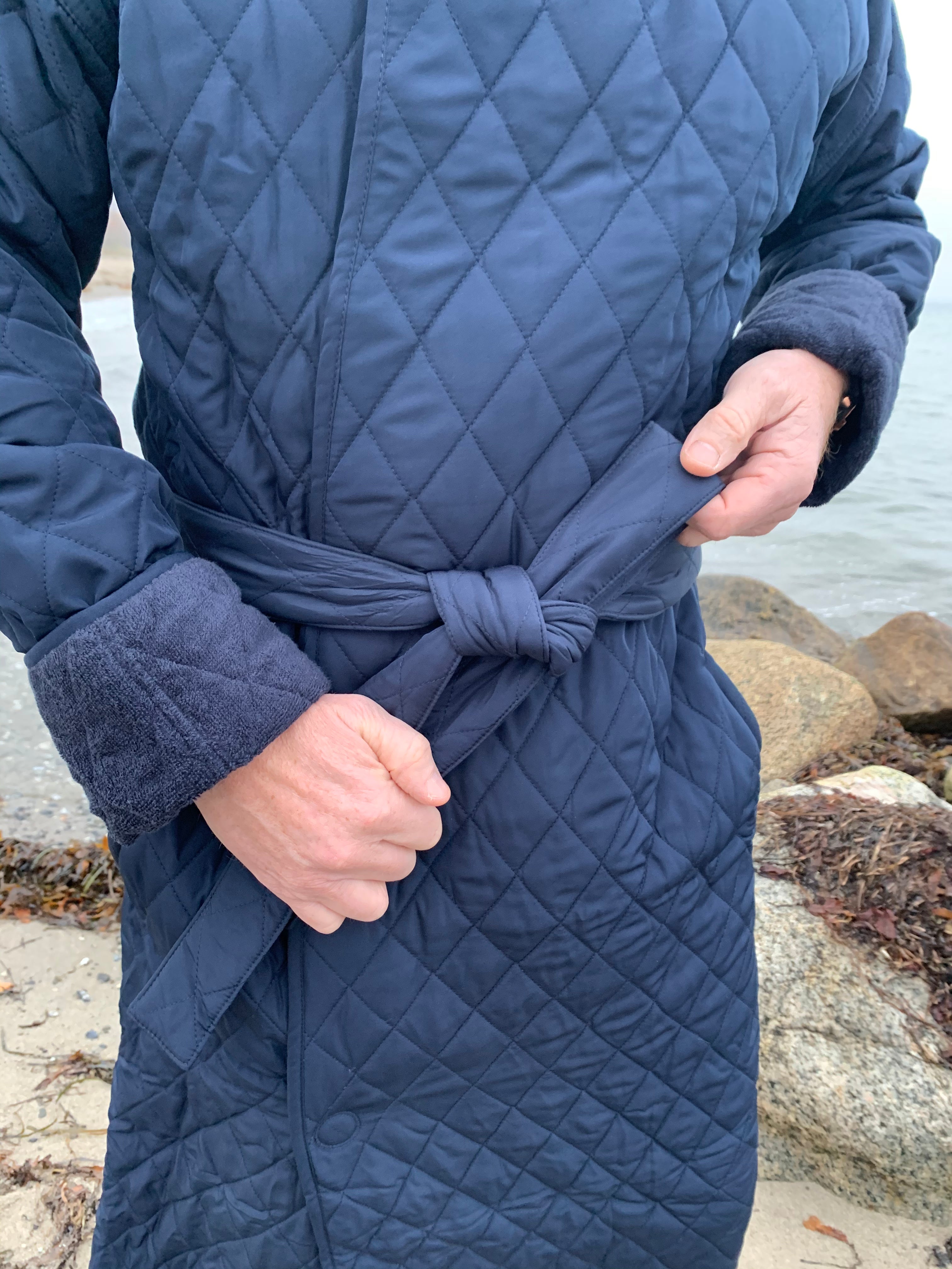Badekåbe NORDBAEK Long Beach – vindtæt herrekåbe med 100% genanvendt fleece - Navy