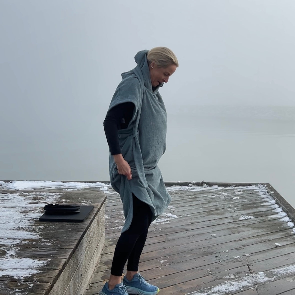 Badeponcho NORDBAEK Sun Dune - 100% bomuldsfrotté poncho med lommer og hætte - Aqua LONG