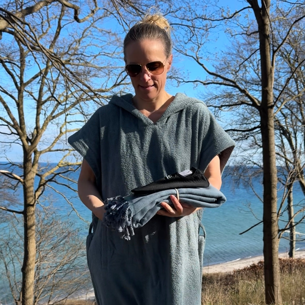 Badeponcho NORDBAEK Sun Dune - 100% bomuldsfrotté poncho med lommer og hætte - Aqua SHORT