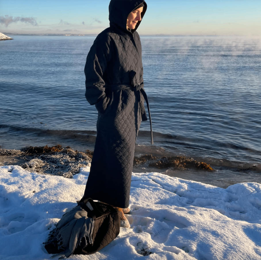 Badekåbe NORDBAEK Windy Ocean – vindtæt damekåbe med 100% genanvendt fleece - Navy