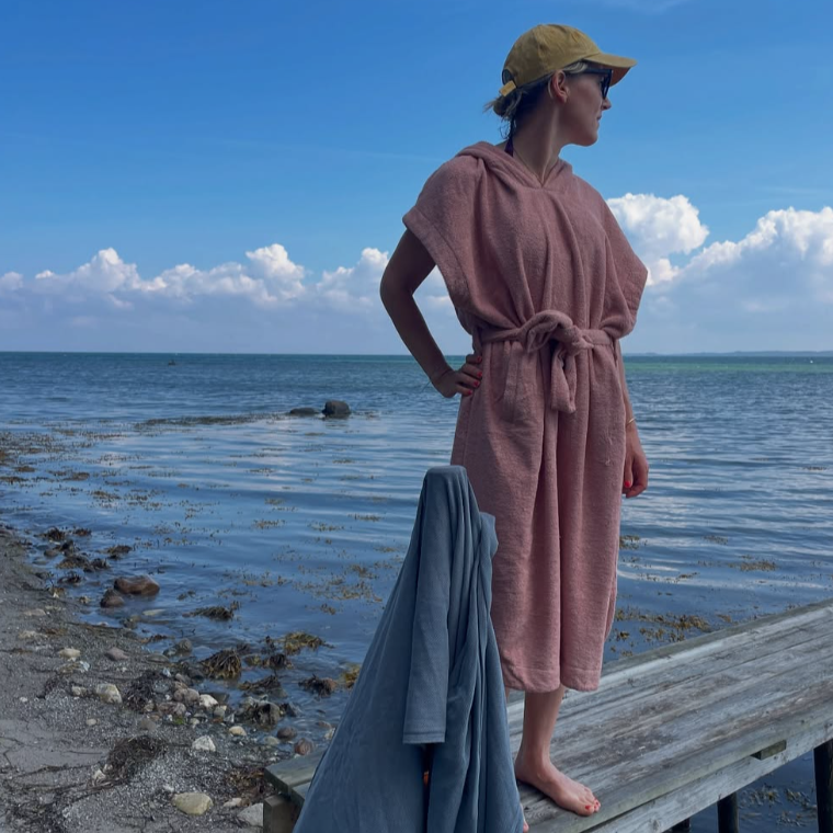 Badeponcho NORDBAEK Sun Dune - 100% bomuldsfrotté poncho med lommer og hætte - Blush LONG