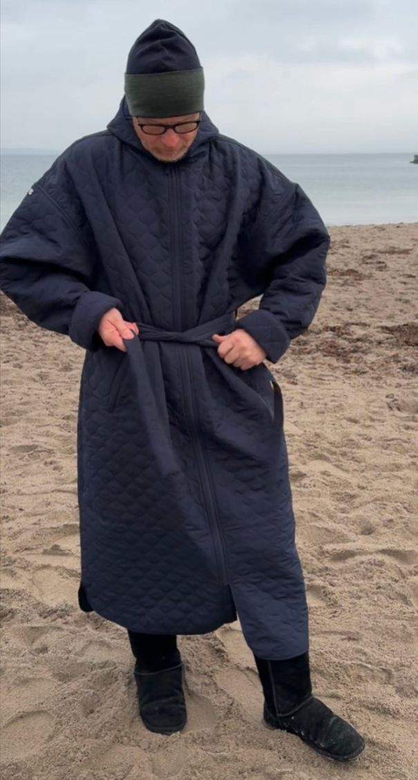 Changing robe NORDBAEK Lazy Pool - vindtæt skiftekåbe med 100% genanvendt fleece - Navy