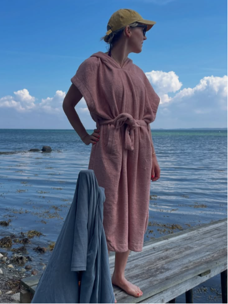 Badeponcho NORDBAEK Sun Dune - 100% bomuldsfrotté poncho med lommer og hætte - Blush LONG