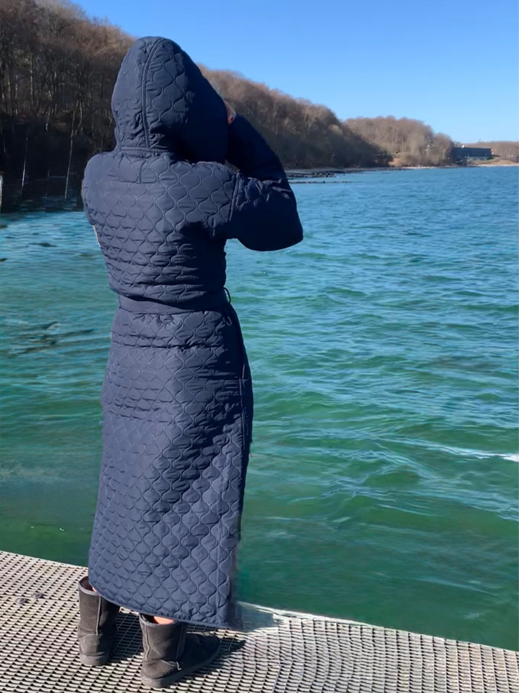 Windy Ocean Badrock Dam - Navy