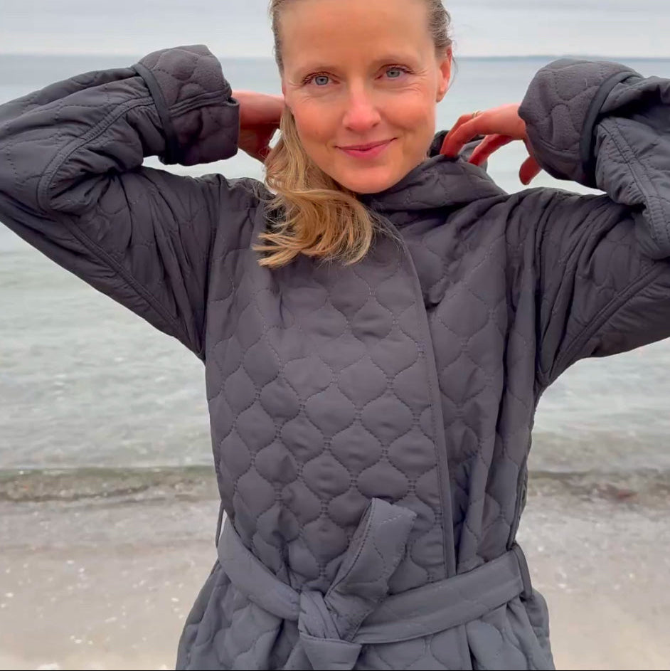 Badekåbe NORDBAEK Windy Ocean – vindtæt damekåbe med 100% genanvendt fleece - Grey