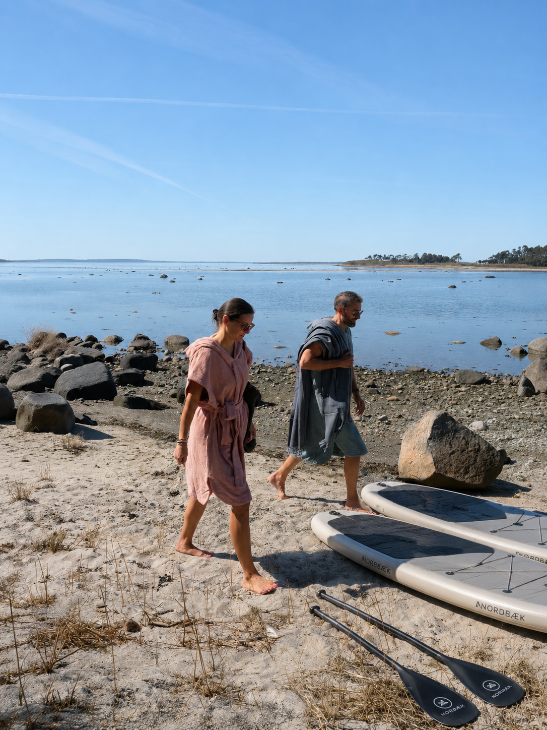 SUP OMKLÆDNING PÅ STRANDEN