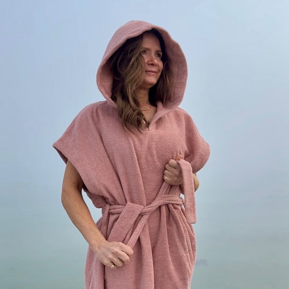 Badeponcho NORDBAEK Sun Dune - 100% bomuldsfrotté poncho med lommer og hætte - Blush SHORT