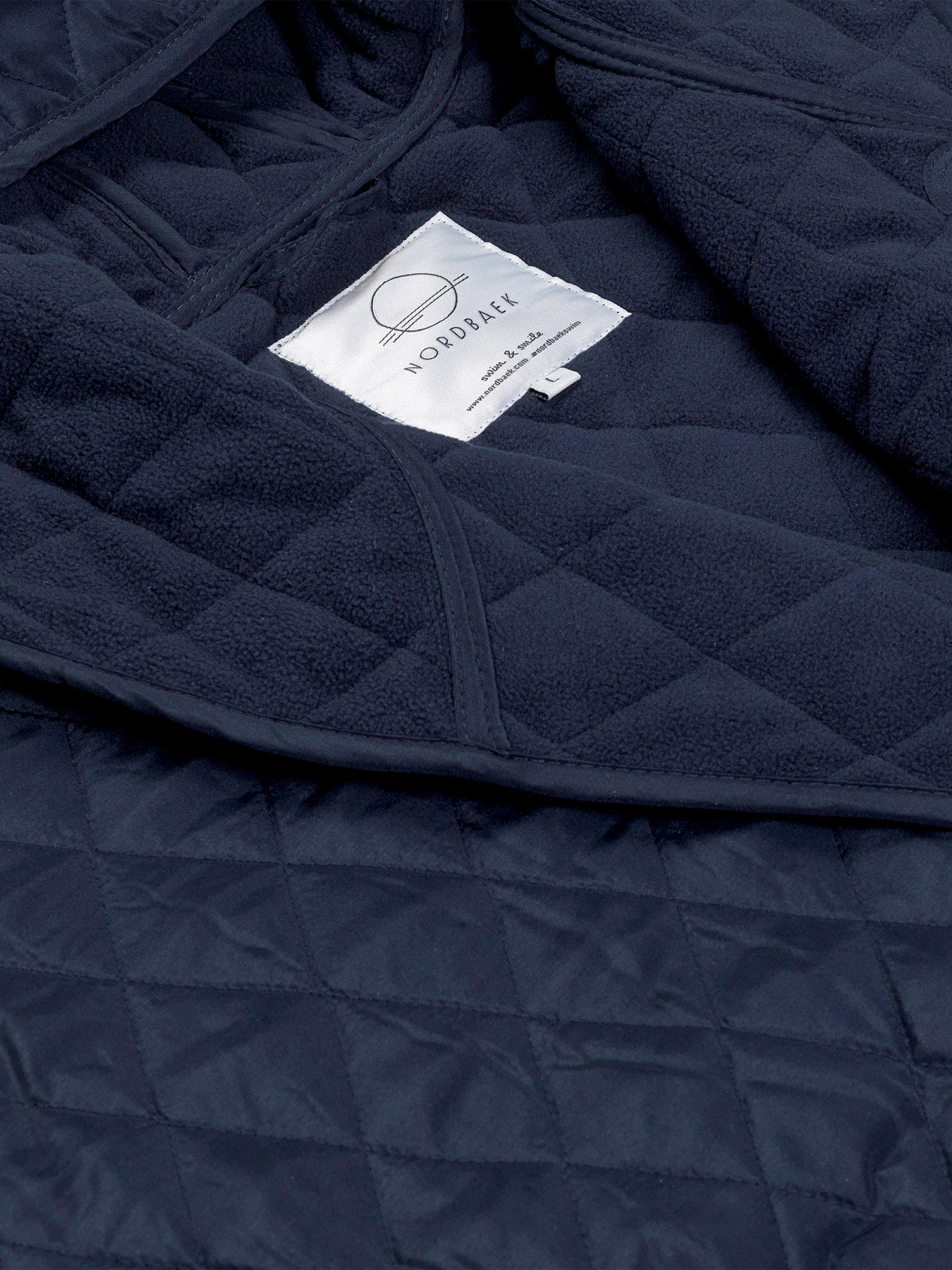 Badekåbe NORDBAEK Long Beach – vindtæt herrekåbe med 100% genanvendt fleece - Navy