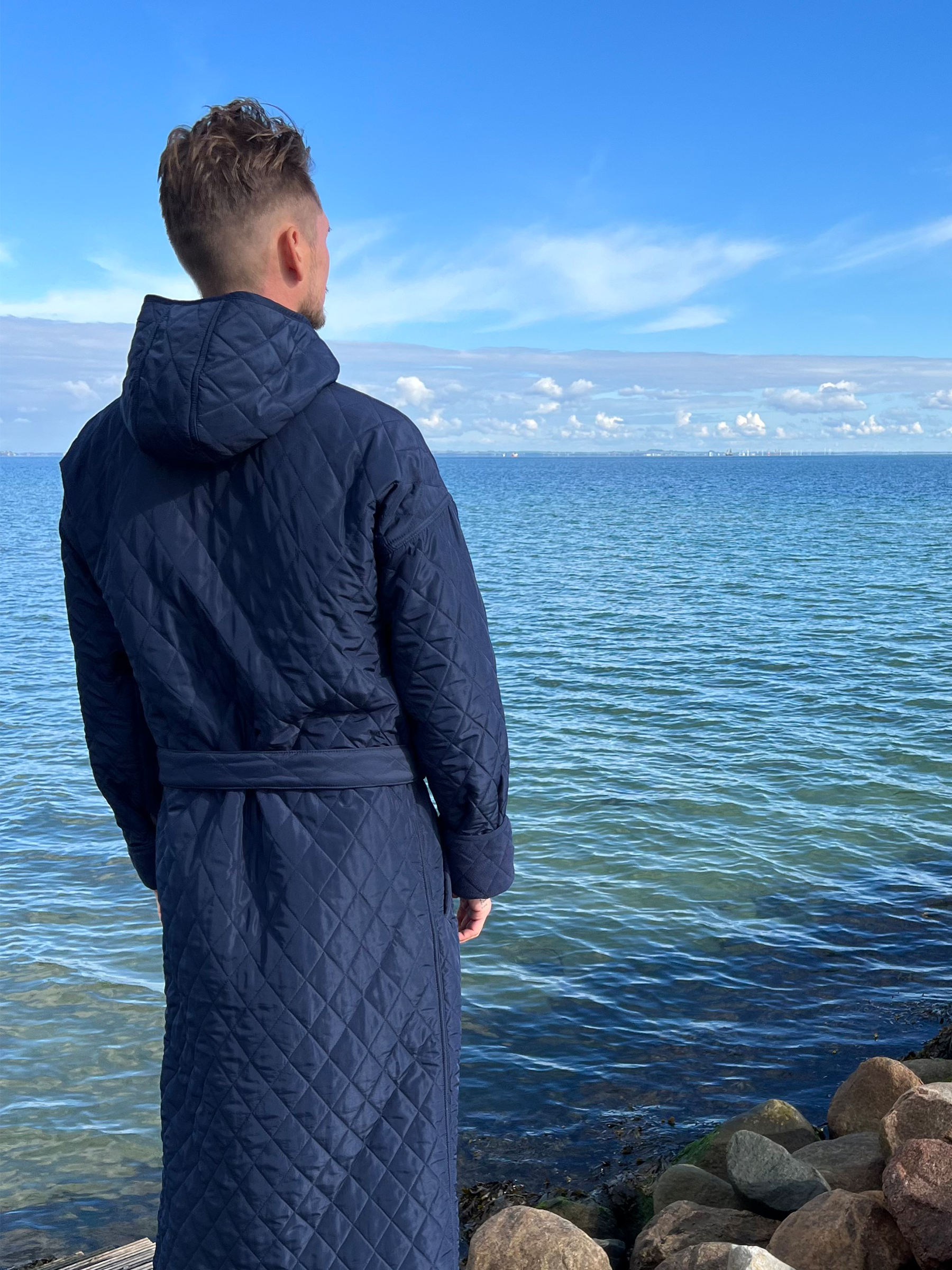 Badekåbe NORDBAEK Long Beach – vindtæt herrekåbe med 100% genanvendt fleece - Navy