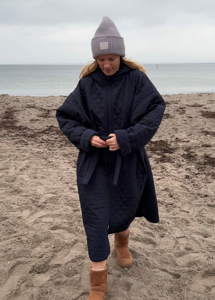 Changing robe NORDBAEK Lazy Pool - vindtæt skiftekåbe med 100% genanvendt fleece - Navy