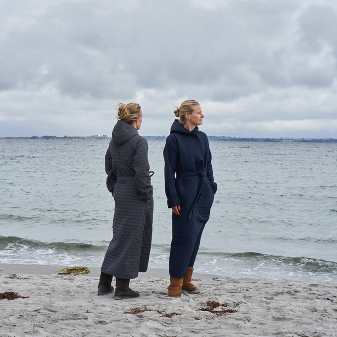 Badekåbe NORDBAEK Windy Ocean – vindtæt damekåbe med 100% genanvendt fleece - Navy