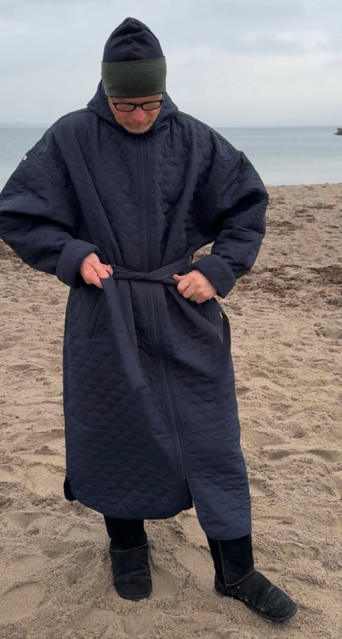 Changing robe NORDBAEK Lazy Pool - vindtæt skiftekåbe med 100% genanvendt fleece - Navy