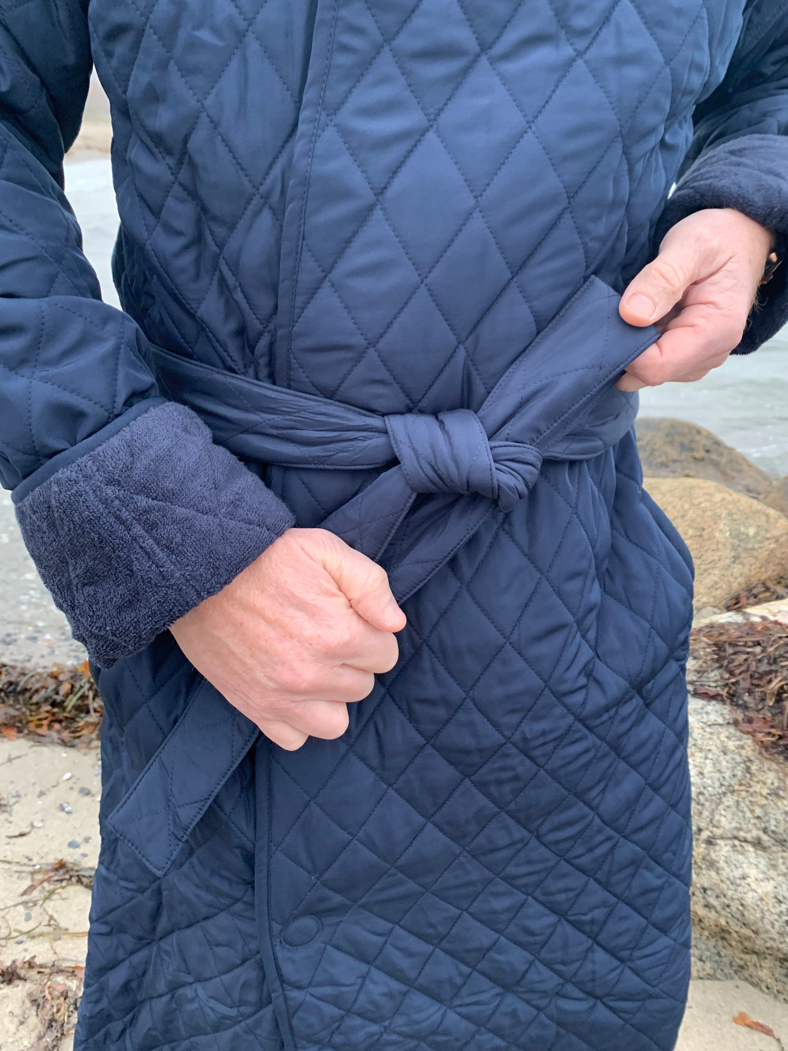 Badekåbe NORDBAEK Long Beach – vindtæt herrekåbe med 100% genanvendt fleece - Navy