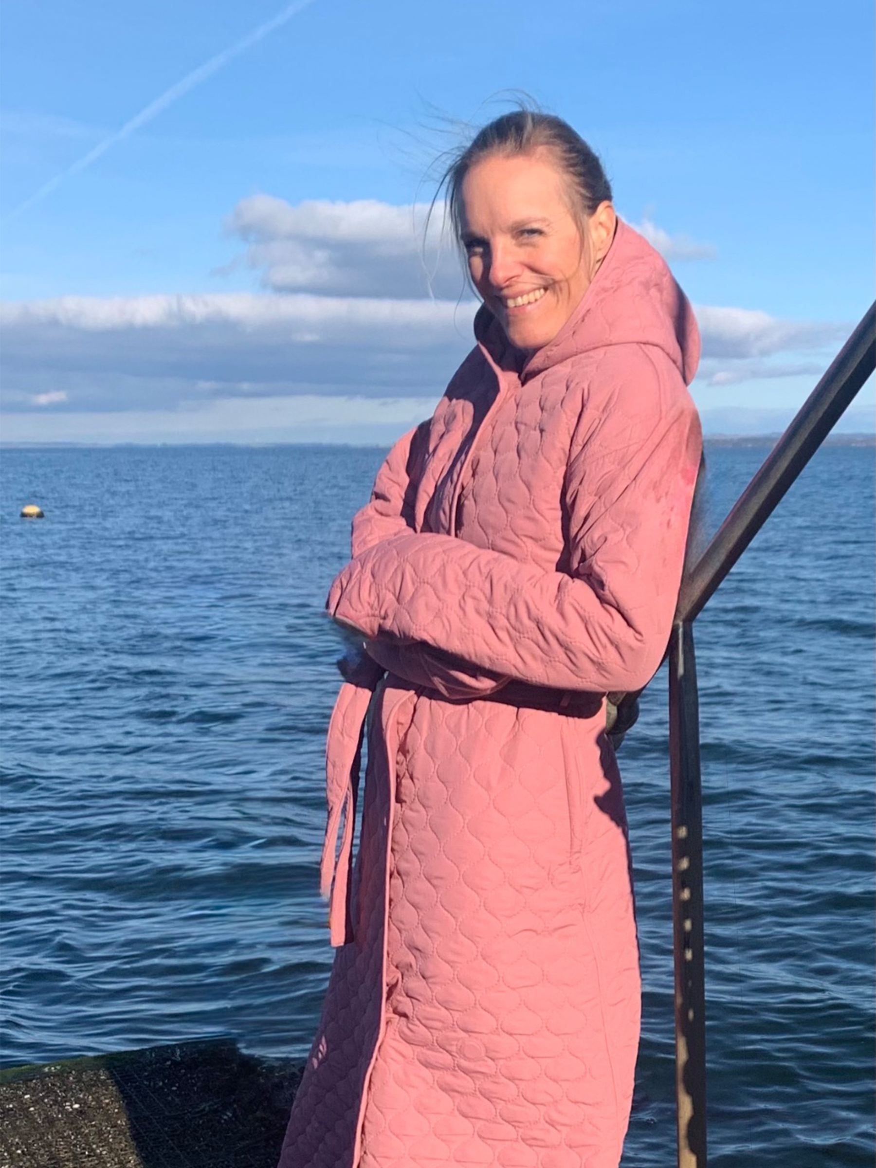 Badekåbe NORDBAEK Soft Breeze – vindtæt damekåbe med 100% oeko-tex bomuldsfrotté - Berry