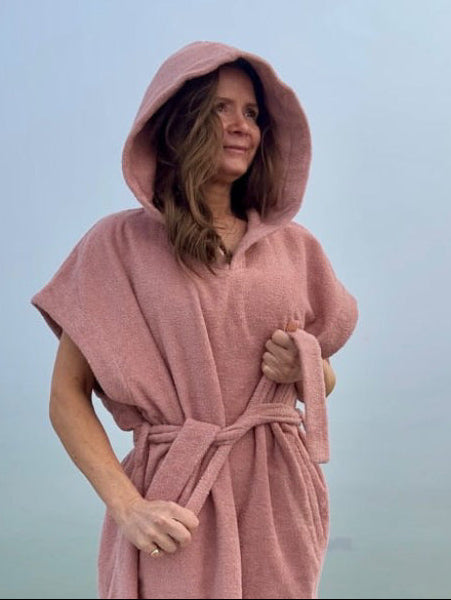 Badeponcho NORDBAEK Sun Dune - 100% bomuldsfrotté poncho med lommer og hætte - Blush SHORT