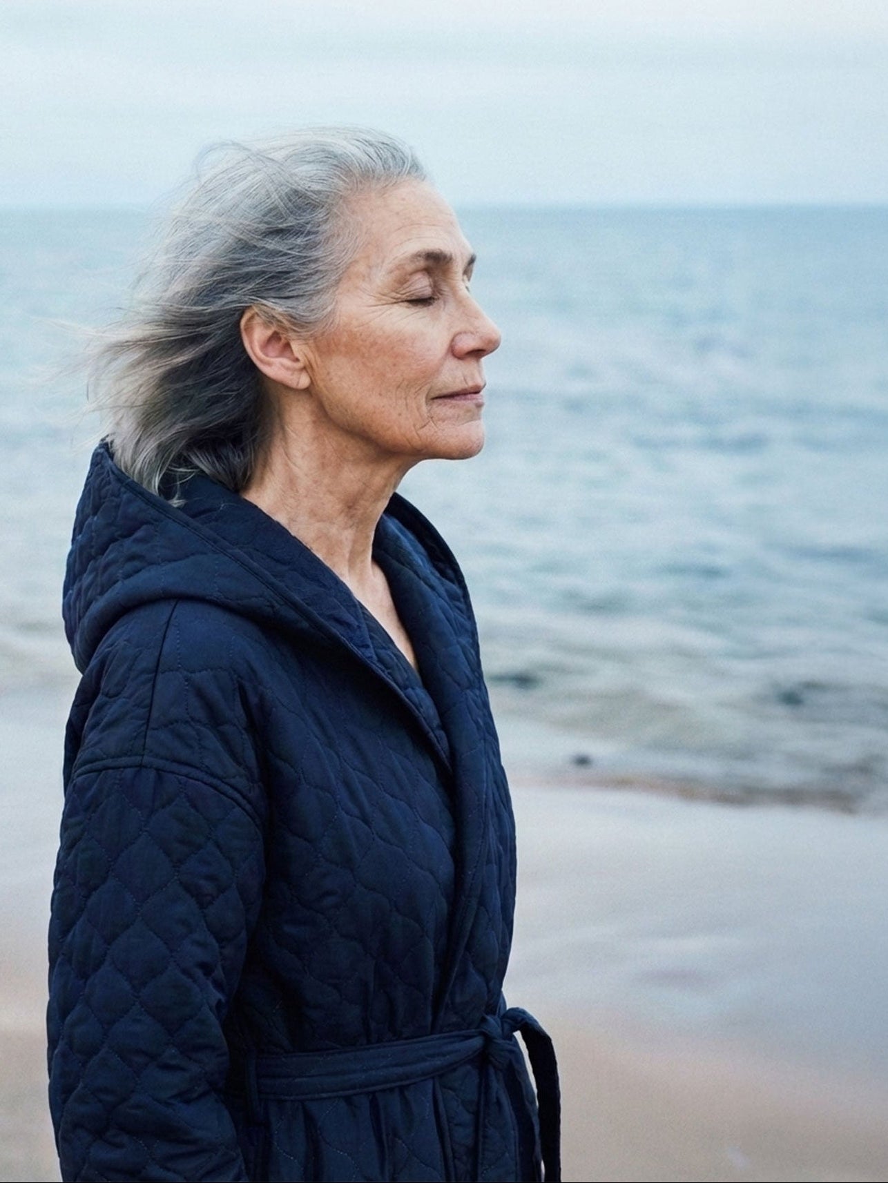 Badekåbe NORDBAEK Windy Ocean – vindtæt damekåbe med 100% genanvendt fleece - Navy